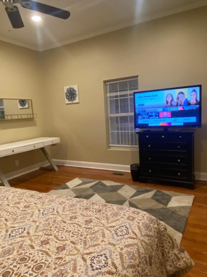 Modern 3-Bedroom, Big Fence Yard, Pets Stay Free Durham Exterior photo