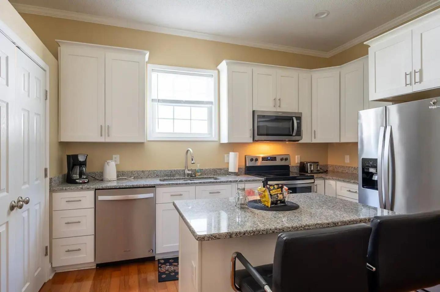 Modern 3-Bedroom, Big Fence Yard, Pets Stay Free Durham Exterior photo