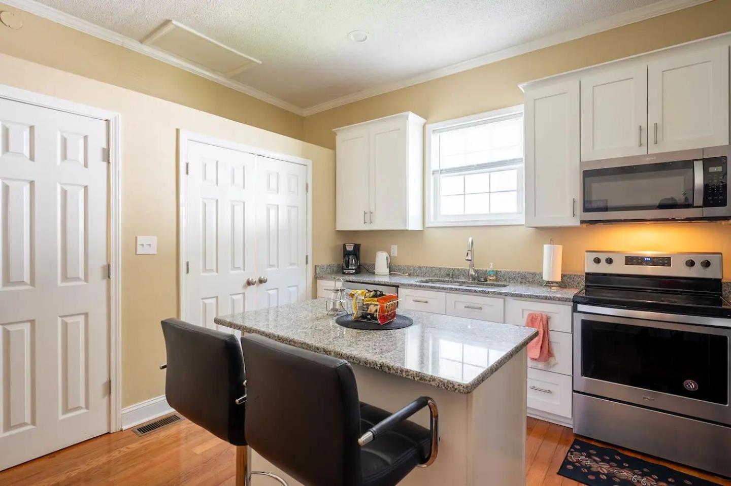 Modern 3-Bedroom, Big Fence Yard, Pets Stay Free Durham Exterior photo